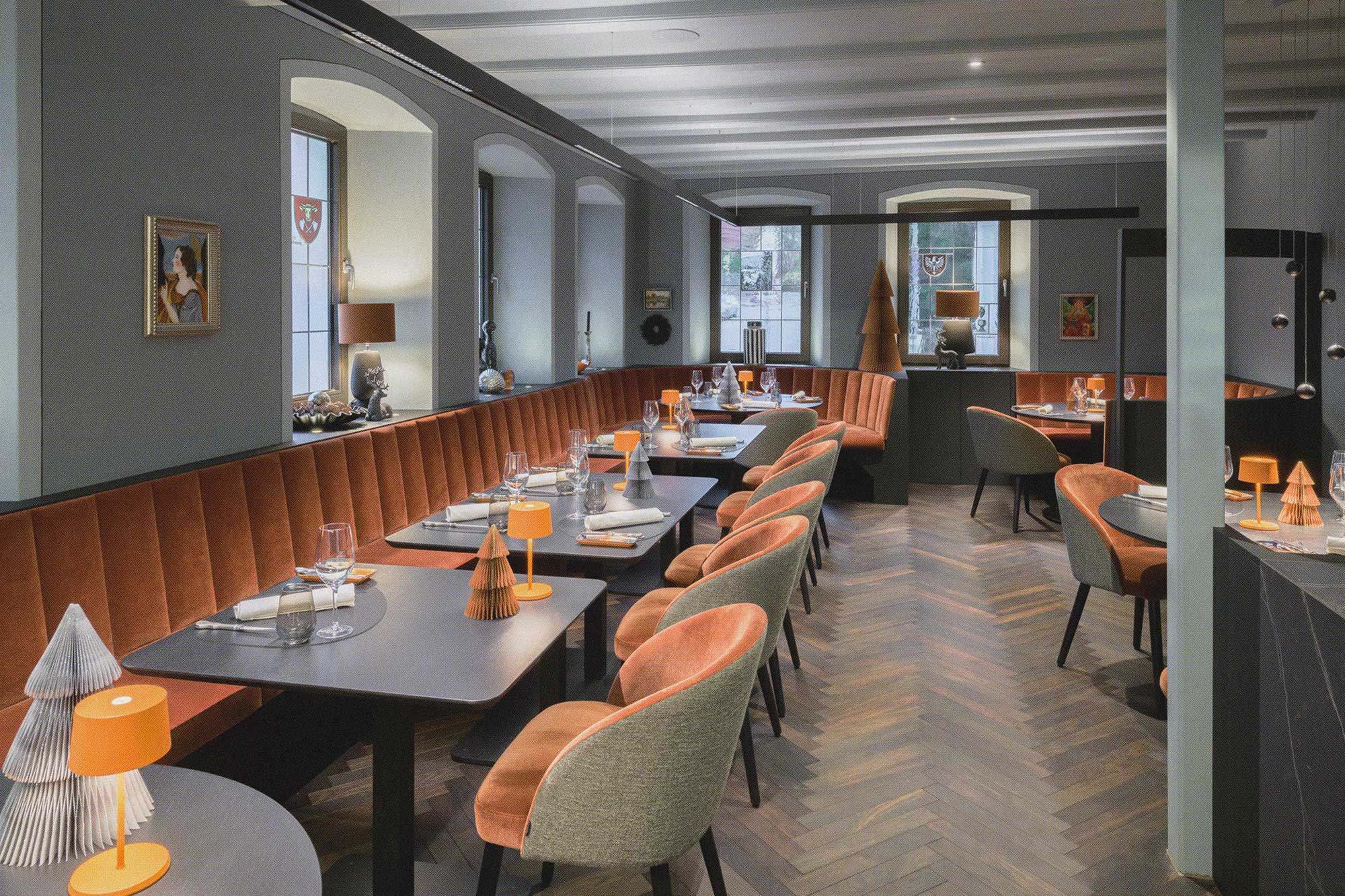 Sonderanfertigung von Tischgestellen und Installation einer Beschallungsanlage