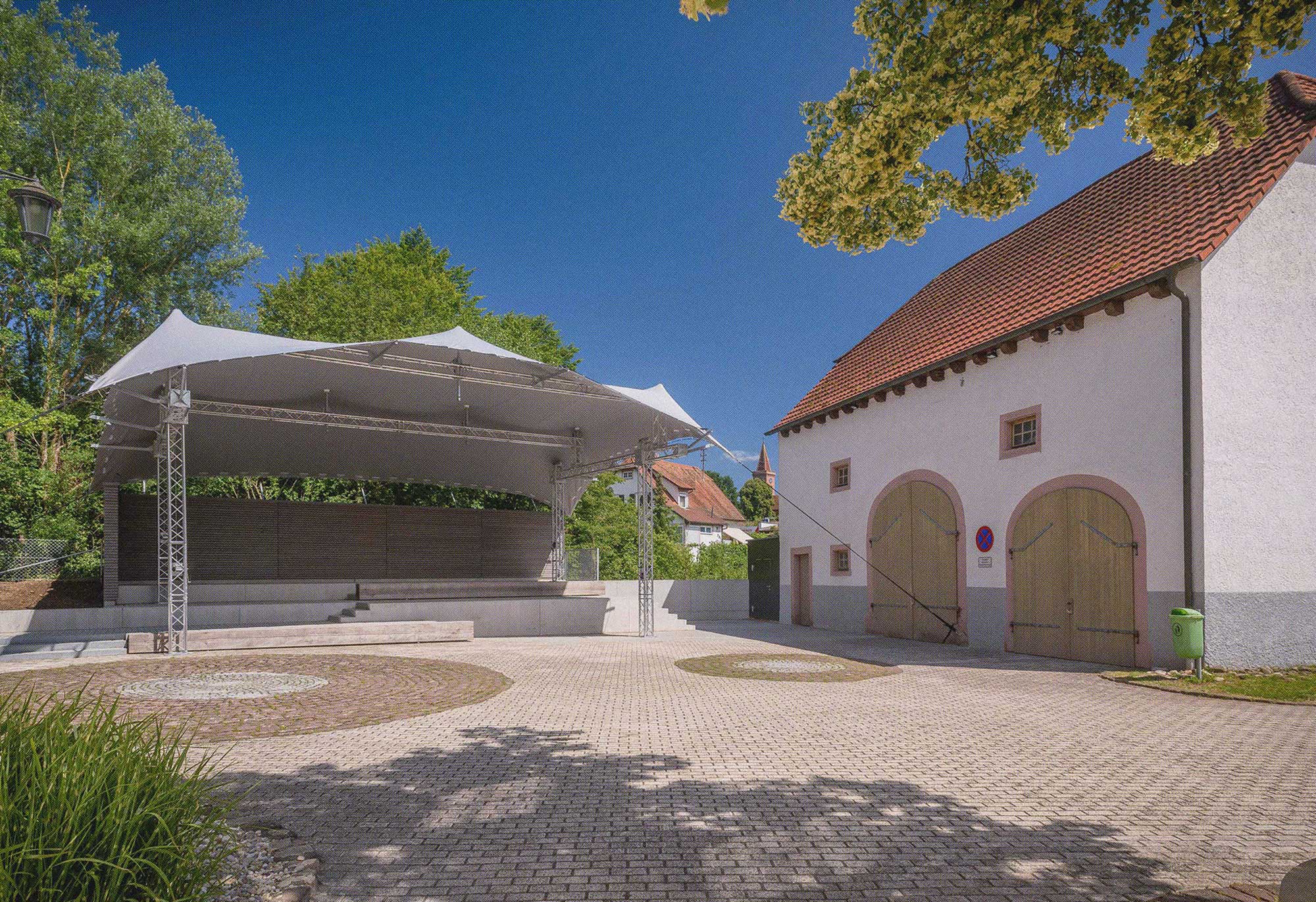 Traversenaufbau mit technischer Sonderkonstruktion