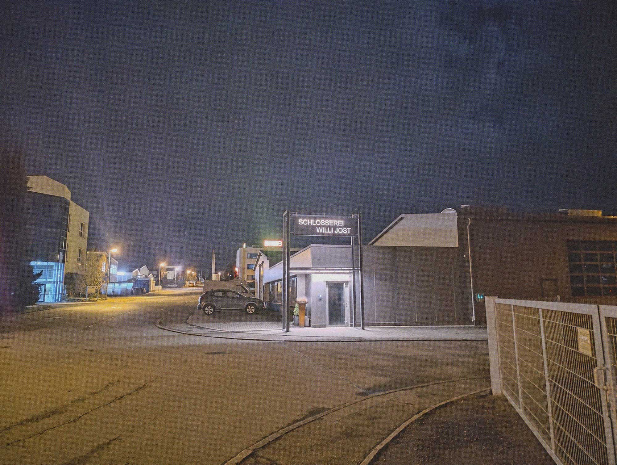 Beleuchtung des Eingangsbereichs und eines Werbeschilds